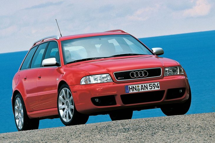 吸気3バルブ、排気2バルブの、5バルブのエンジンヘッドを備えた初代「アウディRS 4」。5バルブのエンジンは一時期注目を集め、日本でもトヨタや三菱などが採用を進めたが、現在は4バルブが主流となっている。