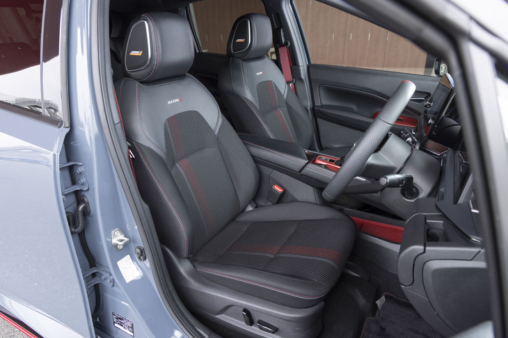 こちらは標準装備のスポーツシート。「NISMO」でもヘッドレスト内にもスピーカーが仕込まれるBOSEのパーソナルプラスサウンドシステムが装着できるようになった。