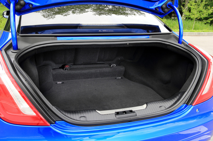 「XJ」シリーズのトランクルームには、ショートホイールベース、ロングホイールベースともに520リッターの容量が確保されている。