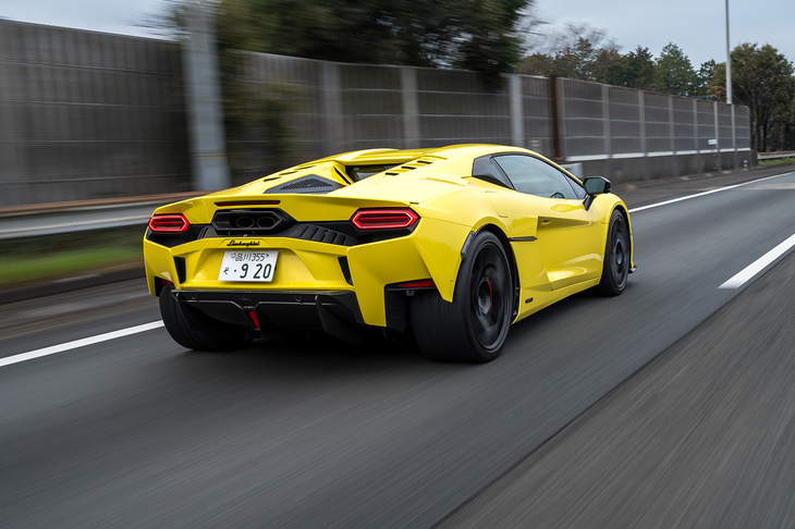 4リッターV8ツインターボエンジンと3基（前：2基、後ろ：1基）のモーターを合わせたシステム出力は920PS。0-100km/h加速は2.7秒とされる。