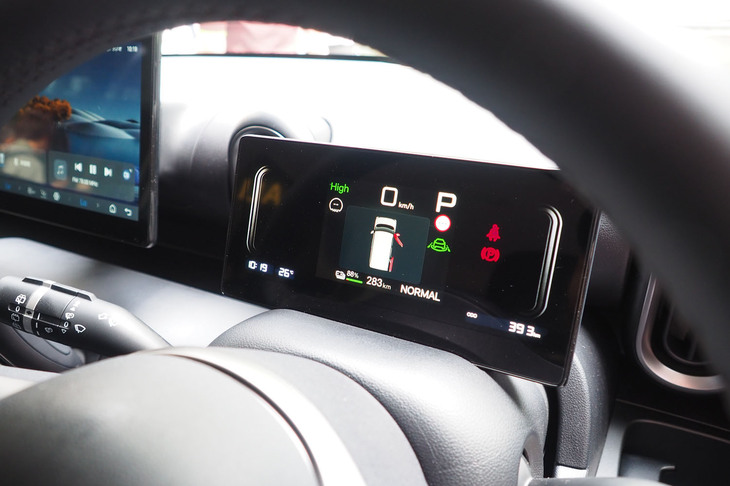 7インチサイズの液晶メーターを全車で標準装備としている。