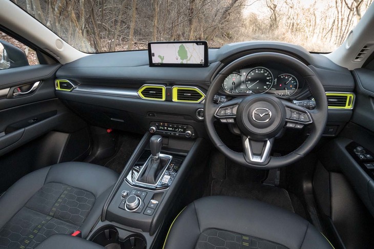 「フィールドジャーニー」のインテリア。ライムグリーンで飾られたエアコン吹き出し口が目を引く。