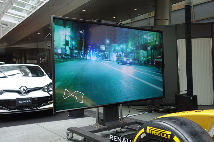 六本木の街をF1マシンが走ったら……というバーチャル映像も公開。F1マシンの前でも割り込めるタクシーはたくましかった。