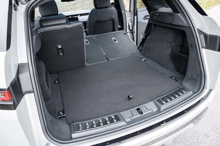 新型の荷室の容量は591～1383リッター。先代モデル（5ドア）は575～1445リッターだったので、最小値が増した一方で最大値は減少したことになる。