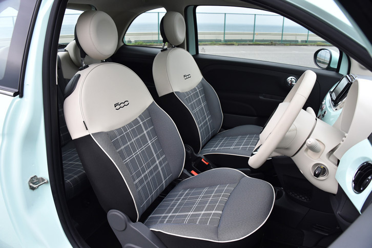 シートについては、特徴的な丸いヘッドレストの形状を変更したほか、新しいデザインのシート表皮を採用した。