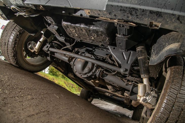 リアサスペンションは従来モデルと同じくリジッド式で、片側につき4本のトレーリングアームと、パナールロッドによって車体に取り付けられている。