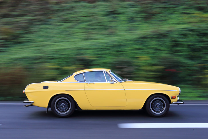 中央自動車道を河口湖方面へと向かう「1800E」。動力性能は、最高速が190km/h、0-100km/h加速が9.5秒と公称されていた。