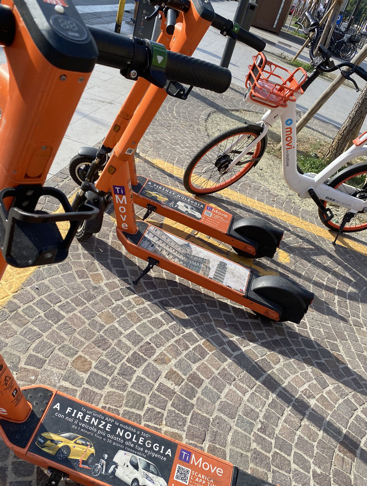 隣には、他の企業が展開するシェア用の電動キックスクーターも。一時のようなブームは落ち着いたものの、イタリアでは市場のレッドオーシャン状態が続いている。