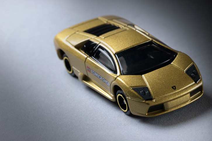 ランボルギーニの歴代フラッグシップモデルと同じく、「ムルシエラゴ」のドアは上方に開く“シザードア”である。