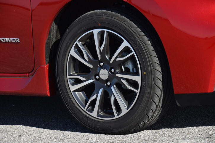 「ノート モード・プレミア」の16インチアルミホイール。切削光輝仕上げの専用デザインとなっている。テスト車のタイヤは、195/55R16サイズの「ヨコハマDNA S.drive」。