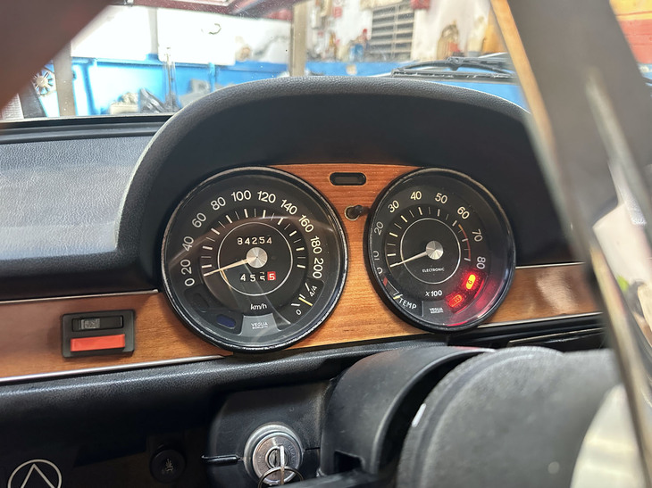 ヴェリア製の速度計と回転計が並ぶ。