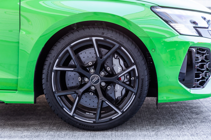 フロント側が太い、前後で異なるサイズのタイヤが採用されるのも「RS 3」の特徴。今回の試乗車は、前265/30ZR19、後ろ245/35ZR19サイズの「ブリヂストン・ポテンザ スポーツ」タイヤを装着していた。