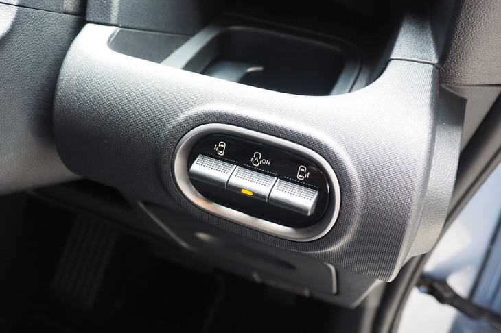 左右の電動スライドドアスイッチを、運転席の右側に配置。