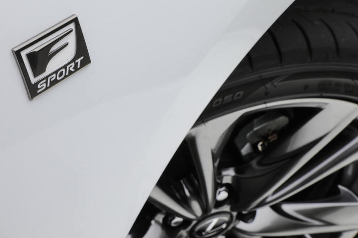 「F SPORT」のエンブレムをフロントフェンダーに装着する。