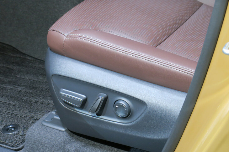 トヨタ・ランドクルーザー“250”（パワーシートのスイッチ）