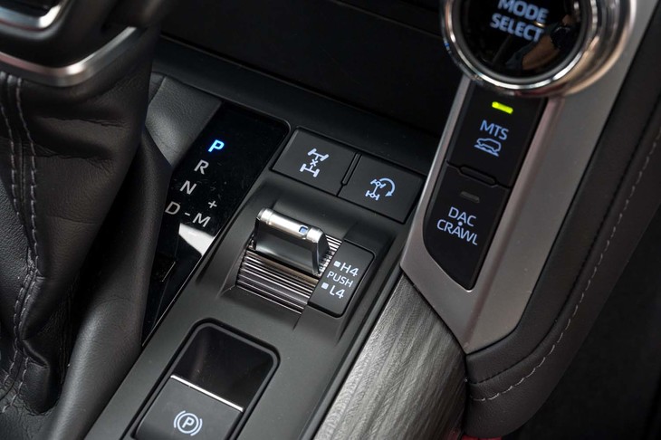 センターコンソールに備わる副変速機の操作レバー。一度押し込んでから操作する。