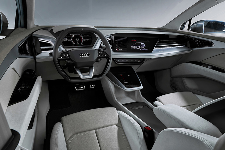 新しい意匠で構築されたインテリア。グリルと同じ六角形をモチーフとしたステアリングホイールを採用する。