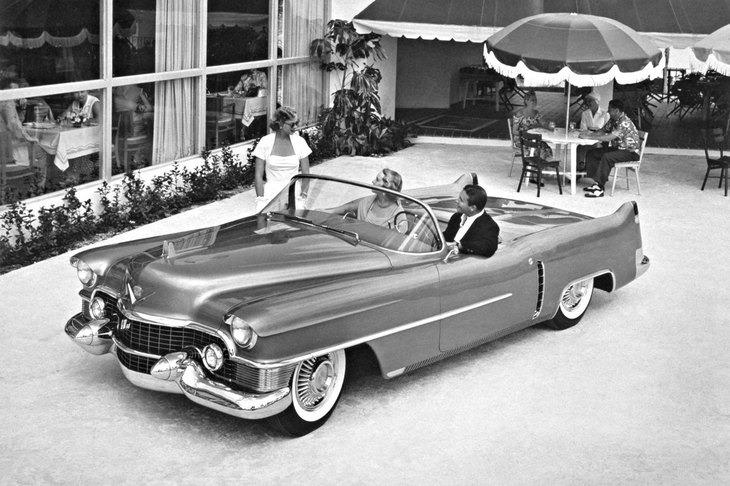 軍用車やバス、トラックなどから採用が始まったパワーステアリング。アメリカでは1950年代に普及が始まった。