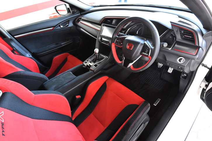 赤と黒を基調とし、レーシーなイメージでまとめられた「タイプR」のインテリア。6段MTには新機構レブマッチシステムを搭載する。