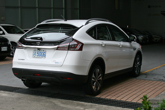 ラクスジェンU6ターボ エコハイパー
    ボディーサイズ：全長×全幅×全高＝4625×1825×1645mm／ホイールベース：2720mm／車重：1472kg／駆動方式：FF／エンジン：1.8リッター直4 DOHC 16バルブ ターボ／トランスミッション：6段AT／最高出力：170ps/5500rpm／最大トルク：26.1kgm/2400-4000rpm／タイヤ：（前）215/55R17 （後）215/55R17