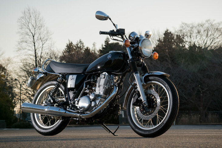 「ヤマハSR400」はオフロードモデル「XT500」の基本コンポーネントを使用したロードモデルで、当時の開発者は「オンロードスポーツというより、アメリカで人気のダートトラックレーサーに近いイメージ」でデザインしたという。（写真：向後一宏）