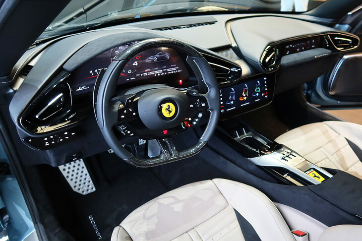 インテリアは、「ローマ」や「プロサングエ」などにも見られる左右対称（と言うと語弊があるけど）のコクーンスタイルが特徴。表皮には環境負荷を抑えたリサイクル素材なども用いられている。