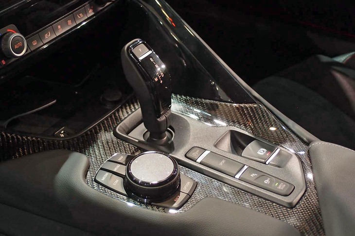 トランスミッションは8段ATのみ。シフトレバーの周辺には、走行モードのセレクターや電動パーキングブレーキのスイッチが並ぶ。