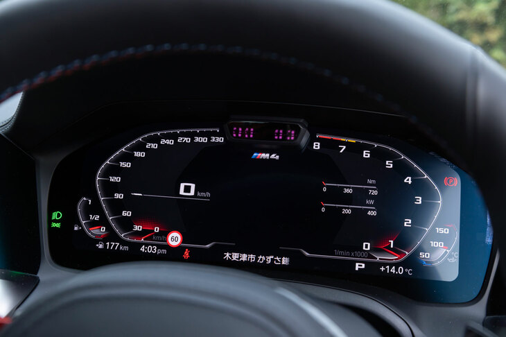 メーターパネルは、最新のBMW車のご多分に漏れずフル液晶。車速や走行距離、燃費などはもちろん、パワーフローや前後左右のG（加速度）なども表示される。