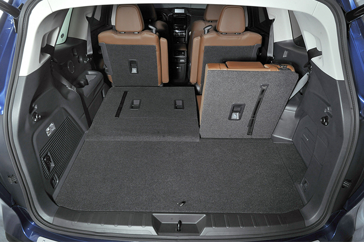 ラゲッジスペース。3列目シートの背もたれを倒すことで容量が拡大できる。