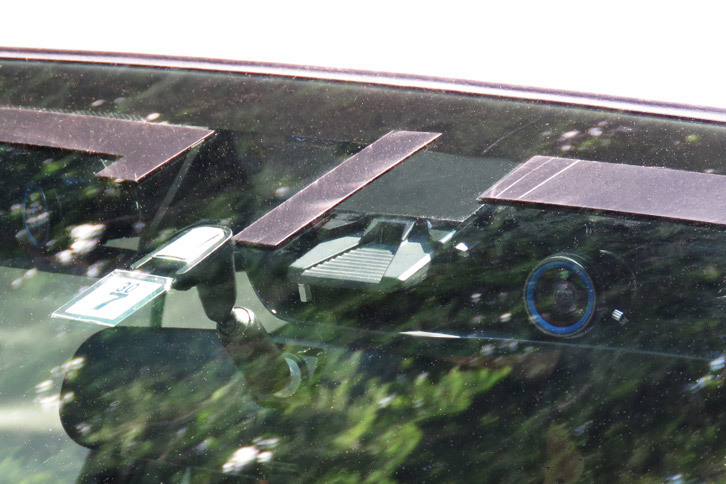 フロントウィンドウ付近に搭載された、車両の前方を監視するカメラ。ここから得られた情報を、「ディープラーニング」などの技術を用いて解析することにより、システムが適切な進路を選択するという仕組みだ。