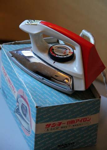 これは筆者が子供のころ、親が使っていたサンヨー製アイロン「A-643F」。1970年にグッドデザイン賞を獲得したデザインは極めて簡潔で、今見てもすがすがしい。