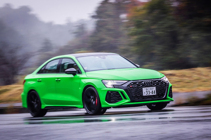 「RS 3」の4WDシステム「クワトロ」は、同モデル専用の特別仕立て。リアアクスルに組み込まれた2組の電子制御湿式多板クラッチによって、リア左右のトルクをコントロールする「RSトルクスプリッター」を標準で搭載している。