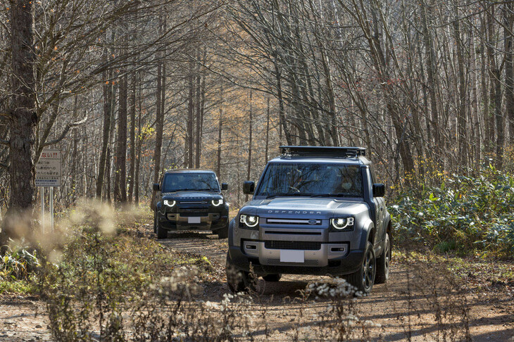 2022年11月12日、岩手・八幡平のクルマアソビベンチャーフィールド安比を舞台に、ランドローバー車オーナー限定の特別イベント「ディフェンダー＆ブレックファスト／オフロードエクスペリエンス」が開催された。当日は東北だけでなく日本各地から愛車を駆り、参加者が集まった。