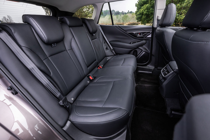 後席の左右に2段階調整機能付きシートヒーターを内蔵。背もたれは60：40の分割可倒式で、リクライニング機構も備わる。ホイールベースは従来型と同じだが、シート形状の工夫などによって背もたれ下部と前席までの距離が11mm、足元のスペースが6mm拡大されている。