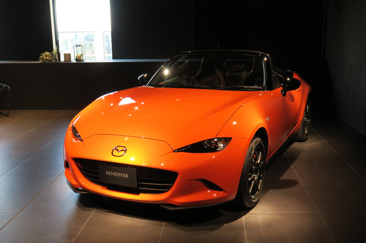 今回のお披露目会で納車スペースの“モデル”となってくれたのは、レーシングオレンジのボディーカラーが目を引く「マツダ・ロードスター」の30周年記念モデル。すでに完売しており、ショールームに足を運んでも買えないのであしからず。