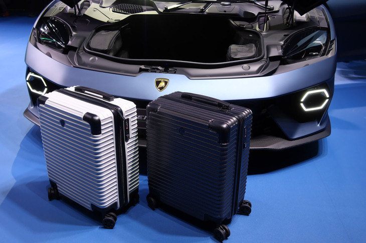 ランボルギーニ・テメラリオ（フロントに2つ収納可能なランボルギーニのスーツケース）