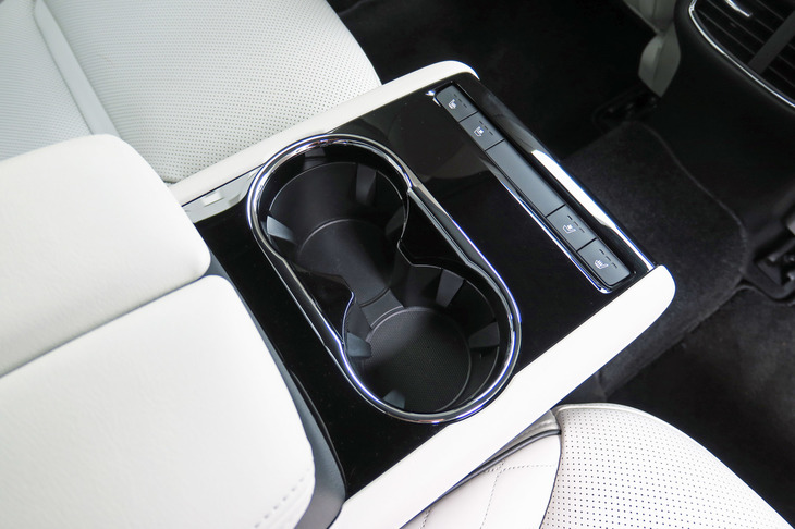 マツダCX-8 XDエクスクルーシブモード（リアセンターアームレスト）