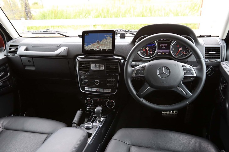 奥行きのないダッシュボードや助手席の前方に取り付けられたバー（グラブハンドル）などは、「Gクラス」ならではのディテールだ。