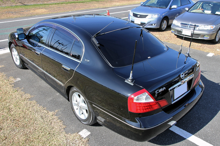 2001年から2010年までつくられた4代目「日産シーマ」。林立する（？）アンテナは警護車仕様のポイントのひとつ。