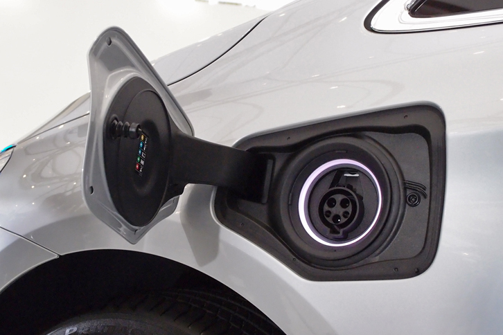 給電口は、左側のフロントフェンダーに設けられている。