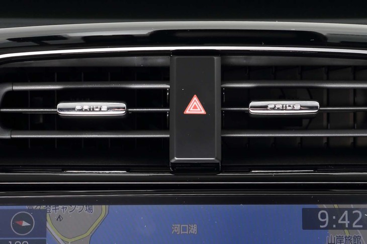 エアコンルーバーのツマミには、「PRIUS」ロゴがデザインされている。