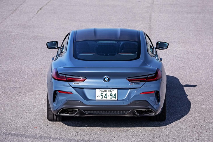 試乗車はオプションのMカーボンファイバールーフを装着。なだらかなリアウィンドウデザインを採用するためハッチバックにも見えるが、荷室は初代モデルと同様にトランクリッドを持つ独立タイプとなる。