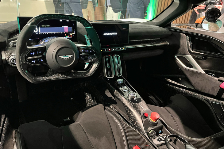 アストンマーティン・ヴァルハラ（インストゥルメントパネル）