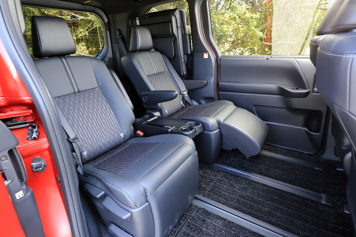 「S-Z」と「Z」の2列目シートは左右独立式のみの設定で、ベンチ式は選択不可。オプションでシートヒーターやオットマンなどを装備できる。