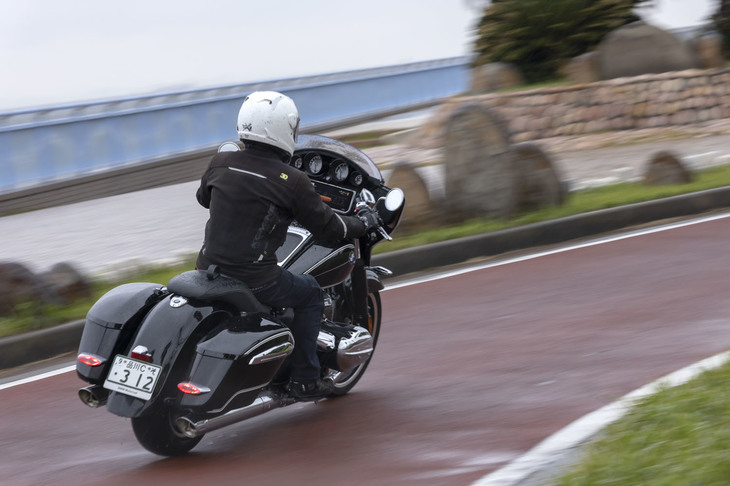 大排気量のボクサーエンジンが発生するトルクロールは強烈で、ギアチェンジ時にエンジンをふかすのはNGな行為だ。その代わり、「R18」シリーズでは無理に回転合わせをしなくてもスムーズに変速できるよう、パワートレインが調整されている。