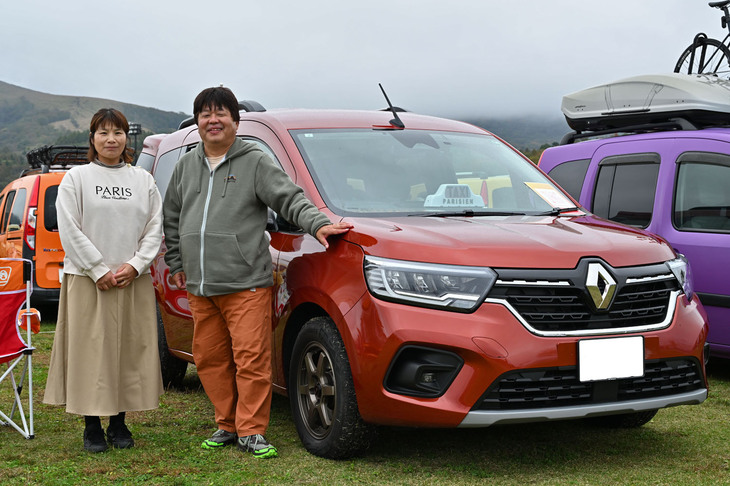 長野県から参加の山﨑さんご夫妻。先代「カングー」を2台乗るほどのルノー好きで、この新型は日本で一番最初に登録された個体とのこと。