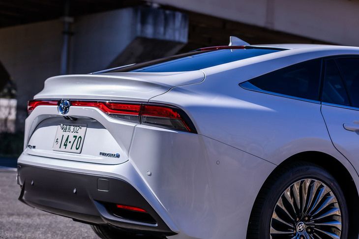 「ミライ」のエクステリアデザインは、4ドアクーペと呼べそうな流麗なフォルムが特徴。ハッチバックに見えるが、荷室が独立した3ボックスモデルになっている。