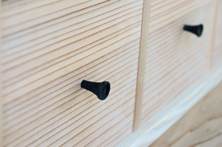 薬箱を思わせる懐かしい引き出しは、黒い取っ手も木製だ。