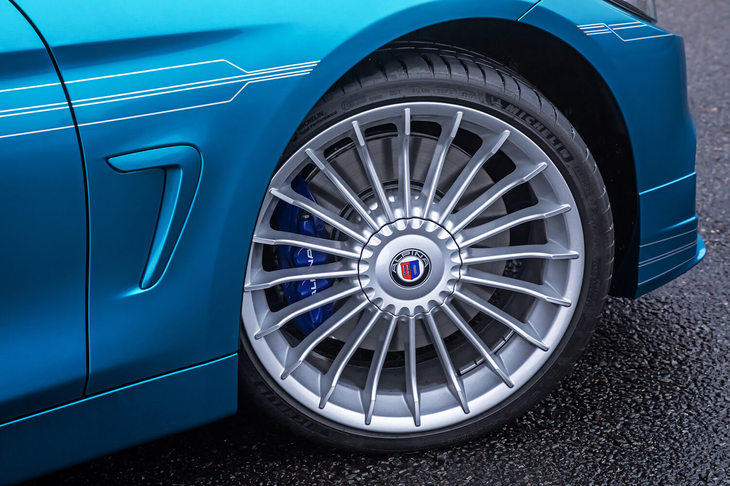 「アルピナ・クラシック」という名称の、伝統的なフィンデザインを採用する20インチホイールに「ミシュラン・パイロットスポーツ4S」タイヤを組み合わせている。タイヤサイズは前245/30ZR20、後ろ265/30ZR20となる。