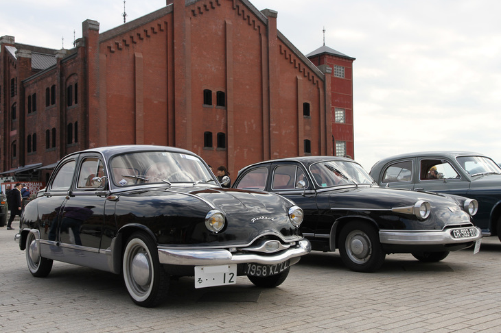往年の個性的なフランス車、パナールのサルーンが2台並んだ貴重な光景。左は1958年「ディナZ」、右はその後継モデルとなる1963年「PL17b」。ディナZは全長4570mm、全幅1668mmというサイズの、オールアルミ製で軽量かつ空力的なボディーを、わずか845ccの空冷水平対向2気筒エンジンで動かす。PL17bのボディーはスチール製となったが、エンジンは同じフラットツインだった。
